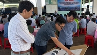 불법·비보고·비규제(IUU) 어업에 반대하는 인식 개선 캠페인을 기획하고, 어부들에게 선박 추적 장치 사용법을 안내합니다.