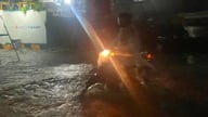 Hanoi sedang dilanda hujan lebat, dengan peringatan banjir dikeluarkan untuk banyak jalan.