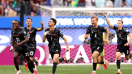 Kanada besiegte Südafrika in der Nachspielzeit und erreichte damit zum ersten Mal das Achtelfinale der Weltmeisterschaft.