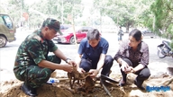 El vicepresidente permanente del Comité Popular Provincial, Y Ngoc, inspecciona las labores de búsqueda de los restos de los soldados caídos.