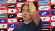 In Südkorea hängen in Geschäften und Cafés Schilder, die Trainer Hong Myung-bo den Zutritt verbieten.