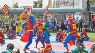ह्यूमन चेस में मार्शल आर्ट की भावना - छुट्टियों और त्योहारों के लिए एक जीवंत लोक खेल।