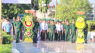Organisasi-organisasi mengumpul jenazah askar yang gugur di Tanah Perkuburan Syahid Thap Muoi.