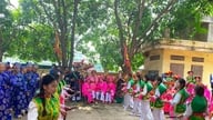 Un animado festival en la antigua casa comunal a orillas del río Rojo.