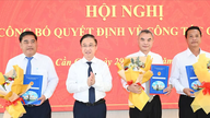 Timbalan Setiausaha Jawatankuasa Parti Bandar Raya Ho Chi Minh Dang Minh Thong membentangkan keputusan pelantikan kepada pegawai di Can Gio.