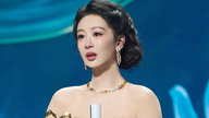 Yang Zi rompió a llorar tras ganar el premio a Mejor Actriz, lo que desató un acalorado debate entre los espectadores.