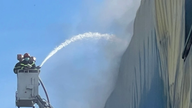 Die Polizei löschte einen Großbrand im Industriegebiet An Hiep.