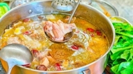 A csirkés hot pot étterem megdöbbentő belső tere, amely egykor "könyörögte a vendégeket, hogy ne jöjjenek".
