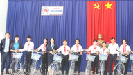 Bao Viet Life Insurance Khanh Hoa lahjoittaa 10 polkupyörää vähäosaisille opiskelijoille.