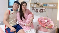 De 1,71 meter lange middenvelder van Hanoi FC en zijn mooie vrouw vieren goed nieuws.