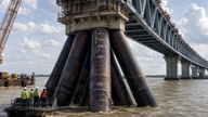 As autoridades descobriram 264 vigas de aço "gigantescas" embutidas a 122 metros de profundidade no leito do rio pela China, que sustentam um projeto de construção monumental acima.