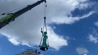 Le moment où la statue de la « Déesse de la Libération » a été déboulonnée.