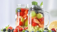 5 tipos de frutas que desintoxican el cuerpo de forma natural y recetas fáciles para preparar agua desintoxicante casera.