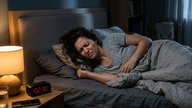 Patutkah anda menahan air kencing sehingga anda tidur, atau bangun untuk pergi ke tandas?