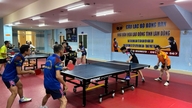 Tournoi de tennis de table familial passionnant pour les membres de l'Union des jeunes à Lam Dong