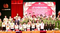 Kepolisian Hanoi memberikan apresiasi kepada anak-anak perwira dan tentara, serta anak-anak dari para wali baptis.