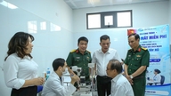 Tây Hồ khám sức khỏe, tặng quà người có công nhân dịp 27-7
