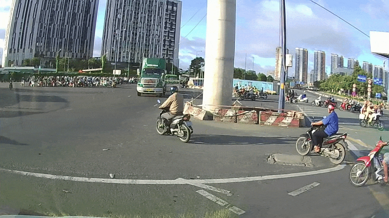 Vídeo: Un motorista que conducía temerariamente choca frontalmente contra un camión portacontenedores en una intersección.