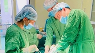 Uma menina de 14 anos, que inicialmente confundiu uma dor abdominal com um distúrbio digestivo, foi diagnosticada com um cisto ovariano torcido de 12 cm.