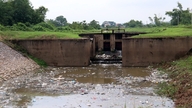 Bac Ninh: Sampah menumpuk padat di kanal utama melalui kelurahan Da Mai; solusi komprehensif diperlukan.