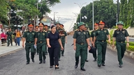 General Le Quang Minh, Quang Ngai'de şehit düşen askerlerin naaşlarının aranması ve toplanması çalışmalarını denetliyor.