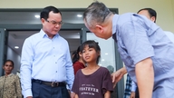 O Ministro Nguyen Dinh Khang visita e entrega presentes a pessoas de minorias étnicas em Khanh Hoa.