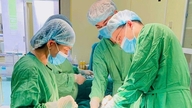 Una ragazza adolescente che presenta i seguenti sintomi deve essere portata immediatamente in una struttura medica specializzata in ostetricia e ginecologia.