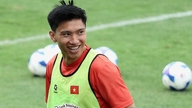 Fotbalistul Doan Van Hau aplaudă victoria Olandei împotriva Marocului.
