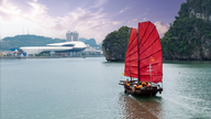 Quang Ninh introduce imbarcazioni a vela a tre pareti per offrire servizi turistici nella baia di Ha Long.