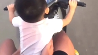 Menghukum kakak laki-laki yang berusia 17 tahun karena membiarkan adiknya yang berusia 2 tahun mengendarai sepeda motor.