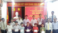 กลุ่มที่ 5 ของสมาคมทหารผ่านศึกจังหวัด Khánh Hòa มอบทุนการศึกษาให้แก่บุตรหลานของสมาชิก
