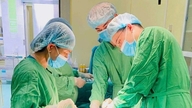 En tumor indeholdende hår og hud blev opdaget i æggestokken hos en 14-årig pige.