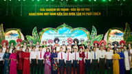 O Ao Dai (traje tradicional vietnamita) brilha intensamente no contexto cultural da região produtora de chá.
