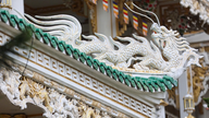 O templo localizado em um beco na cidade de Ho Chi Minh é decorado com quase 400 figuras de dragões.