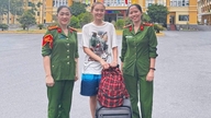 La police aide une touriste étrangère à retrouver ses bagages perdus.