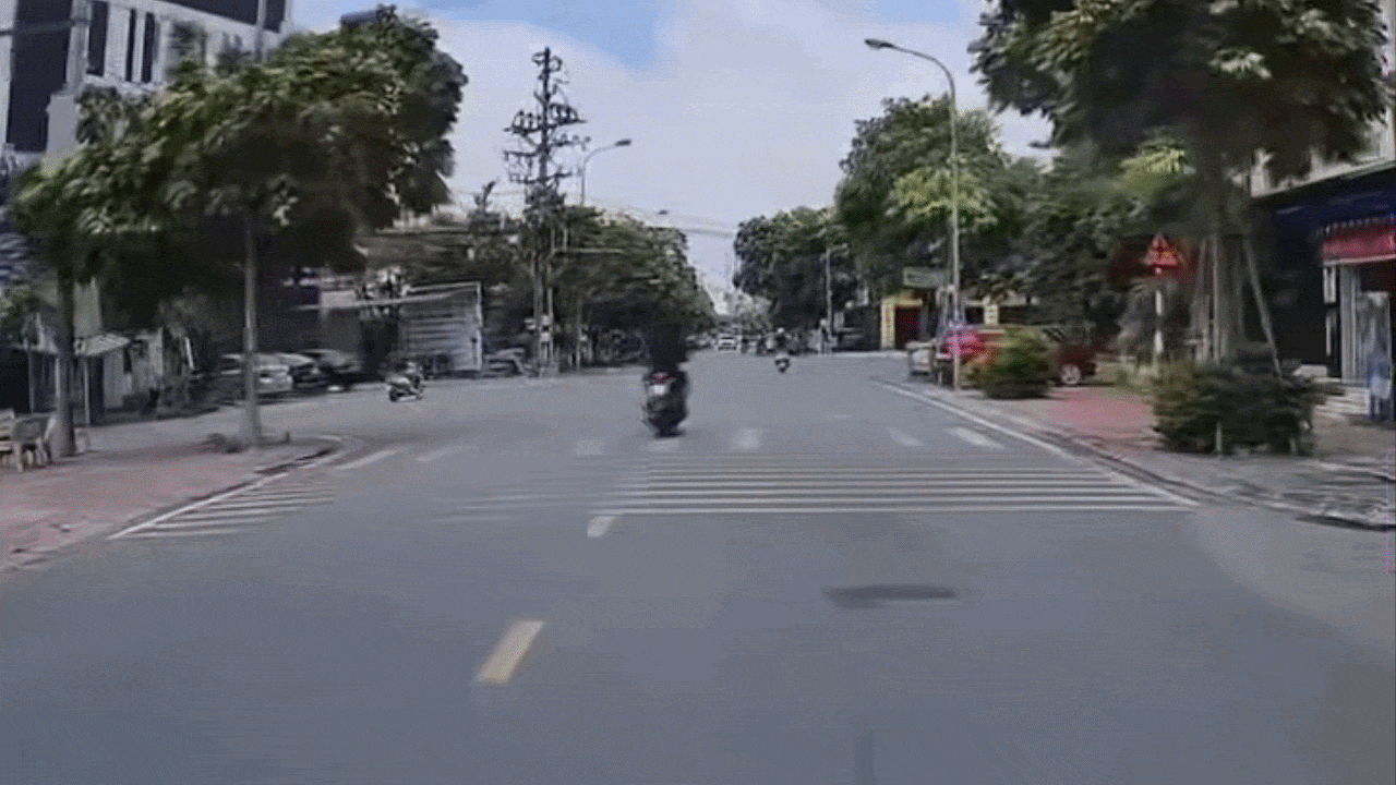 Vídeo: Una motocicleta choca contra el lateral de un coche y el motorista sale despedido por los aires.