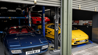Dietro una piccola casa si cela un garage per supercar del valore di oltre 34 miliardi di VND.