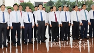 Delegation from the Provincial Party Committee, Provincial People's Council, Provincial People's Committee, and Provincial Committee of the Vietnam Fatherland Front laid wreaths to commemorate the 111th anniversary of the birth of General Secretary Nguyen Van Linh.
