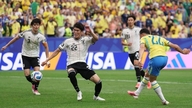 Japonské noviny uvádějí: „Brazilský tým těsně unikl porážce.“
