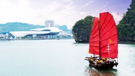 Vivez une excursion en bateau à trois parois dans la baie d'Ha Long.