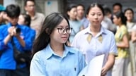 合格最低点発表後のホーチミン市における10年生（高校1年生相当）の入学手続き。