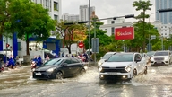 Képek Hai Phong számos útjáról heves esőzés után.
