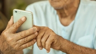 Cuidado com golpes envolvendo indivíduos que se fazem passar por autoridades para entregar presentes de agradecimento a idosos com o objetivo de roubar seu dinheiro.