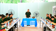 General Le Quang Minh inspicerer og opmuntrer styrkerne, der gennemfører "500-dages og -nat-kampagnen" i Le Thi Rieng Park.