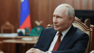 Киев предлагает деэскалацию, президент Путин сохраняет твердую позицию.