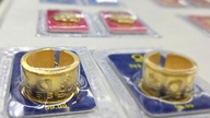 Harga emas batangan dan cincin emas SJC turun tajam sebesar 2 juta VND per ons.