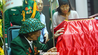 Foto-foto mengharukan dari pemakaman Hero La Van Cau