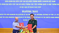 वियतनाम और संयुक्त अरब अमीरात के दो उच्च स्तरीय सैन्य प्रतिनिधिमंडलों के बीच बैठक।