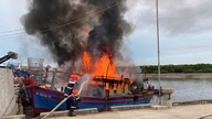 Tiga buah bot nelayan milik nelayan terbakar di wilayah Nghe An.