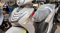 Tato elektrická motorka, která vypadá stejně dobře jako SH125 a SH160 a prodává se ve Vietnamu za 26 milionů VND, je vybavena jako luxusní benzínový motocykl, ale je levnější než Vision.